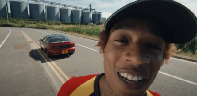 Ирландский рэпер Rejjie Snow предлагает быть осторожным в своих желаниях в видео «Karen».