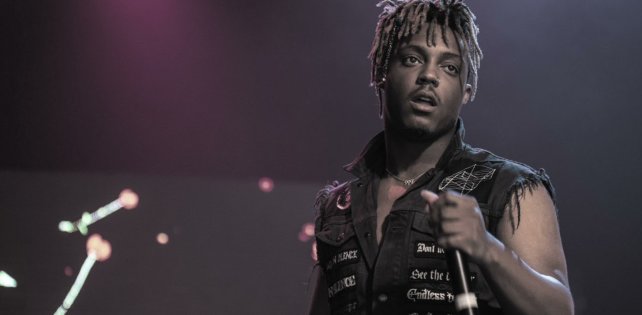 Крещение в воде и архивные закулисные съемки в посмертном видео Juice WRLD «World Tour (Aquafina)».