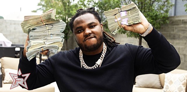 В клипе «Blow For Blow» Tee Grizzley отправляется в путь по солнечным улицам Детройте вместе с J. Cole.