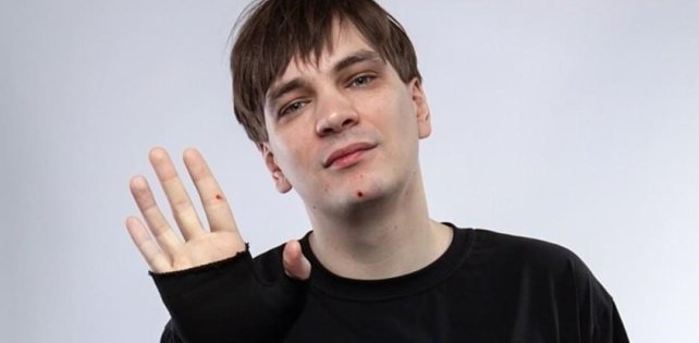 Имитация фристайла в подвале с иллюминацией в новом видео Славы КПСС «IntroFreestyle2024».