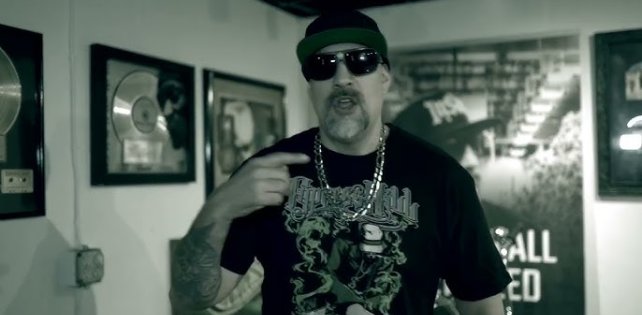 Ветераны Craig G и B-Real с новым посланием вялой Америке в видео «Dumb Down».