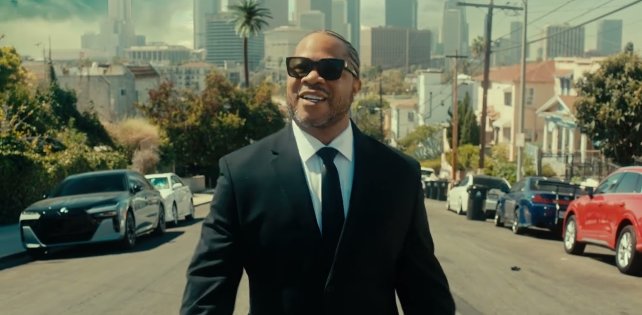 Xzibit прорывается сквозь шторм в костюме спецагента в новом видео «Play This At My Funeral».