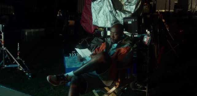 Freddie Gibbs покидает съемочную площадку и переодевается на ходу в видео «On The Set».