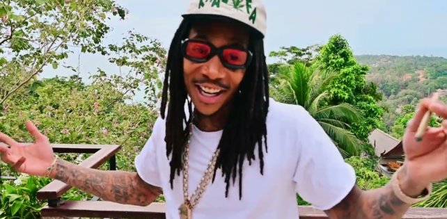 Wiz Khalifa предлагает «First YN Freestyle» в солнечный день у бассейна.