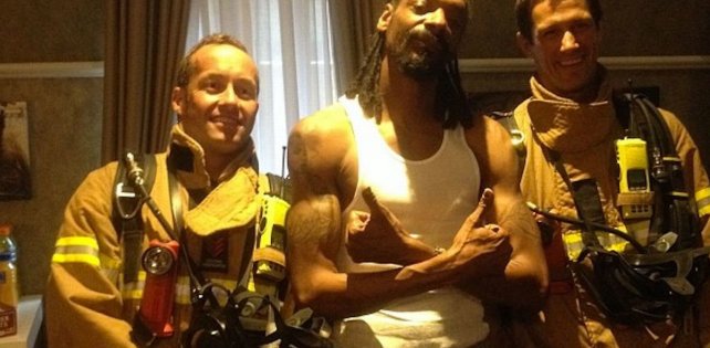 Snoop Dogg привлекает внимание к альбому и короткометражке «The Missionary» в новом видео «Fire». 