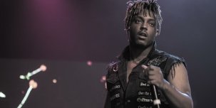 Крещение в воде и архивные закулисные съемки в посмертном видео Juice WRLD «World Tour (Aquafina)».