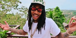 Wiz Khalifa предлагает «First YN Freestyle» в солнечный день у бассейна.