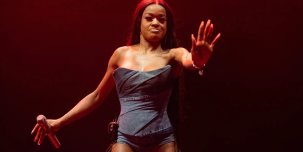 Azealia Banks требует 1 миллион долларов с вокалиста группы The 1975 Мэтти Хили за оскорбления в твиттере.