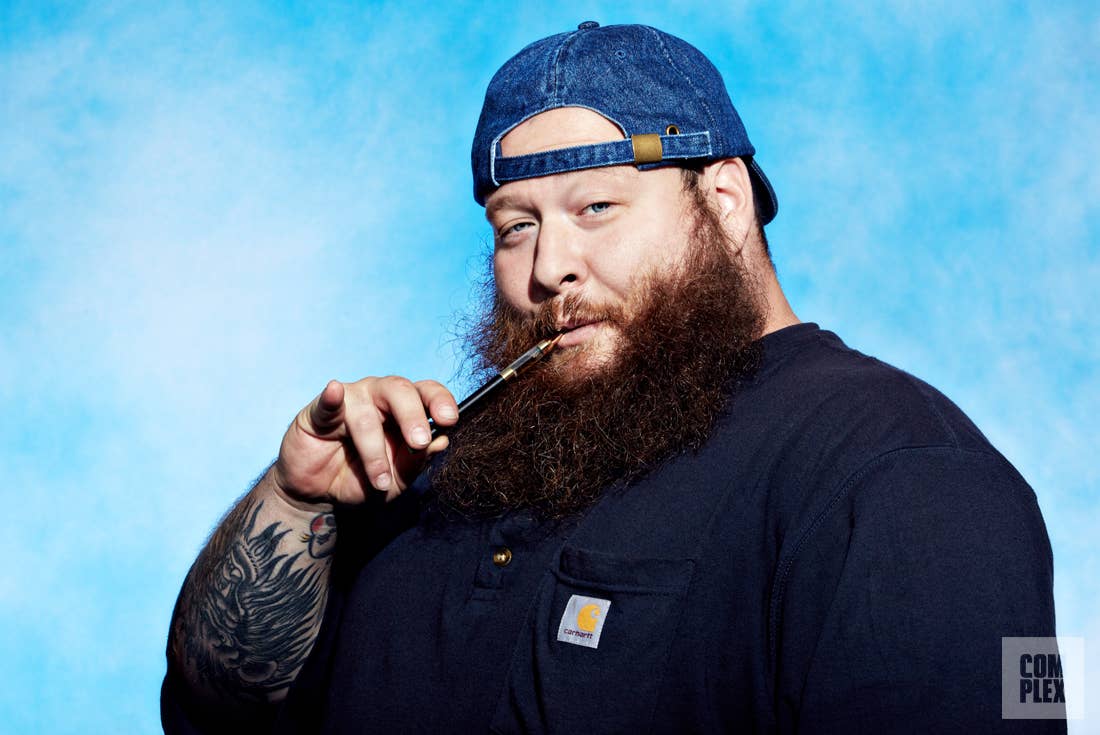 Игра в олдскульную приставку и схватка с культуристом в новом видео Action  Bronson «Sega» | RAP.RU